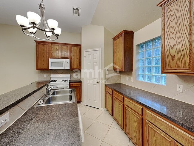 15831 Collinsville Dr