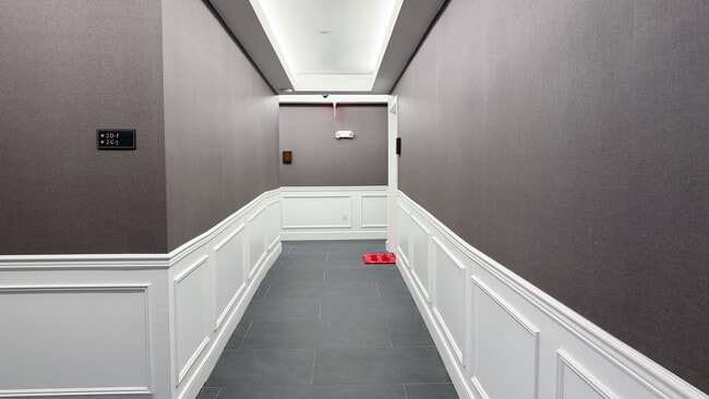 Pasillo - 325 Union Blvd