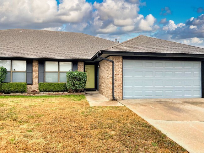 Fabulous 3 Bed/2 Bath Duplex with Open Flo... - Fabulous 3 Bed/2 Bath Duplex with Open Flo... House