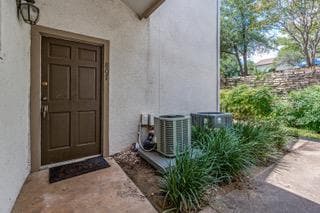 Building Photo - 6910 Hart Ln Unit 807