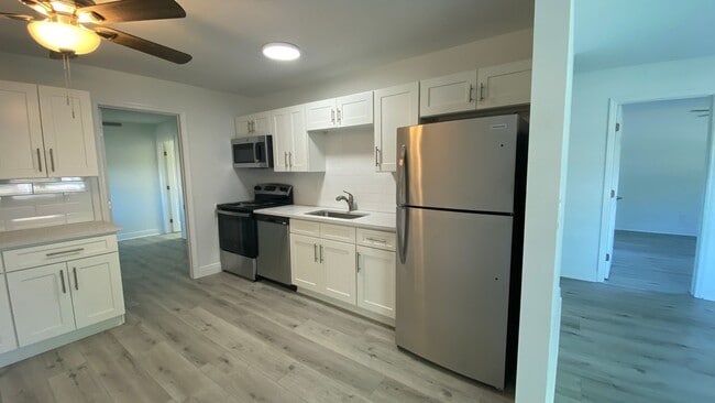 Building Photo - Beautifully Renovated 3/2 Villa in West Br... Rental