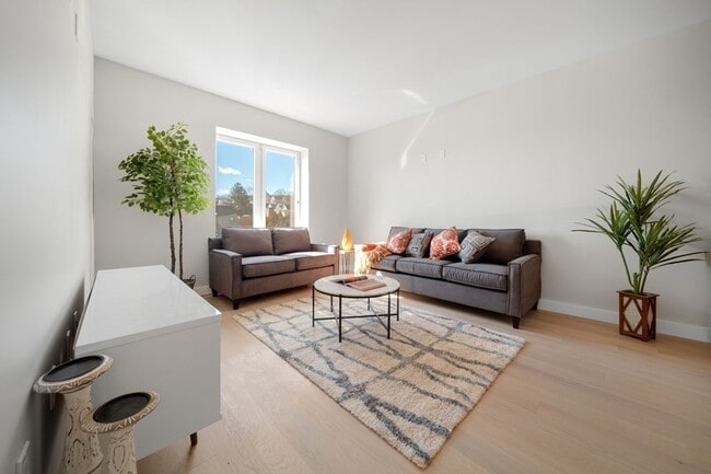 Photo - 932 Broadway Unidad 306