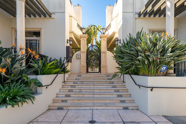 Para ver llame a Bella (310)498-6575 - 841 Westmount Dr Unidad 102