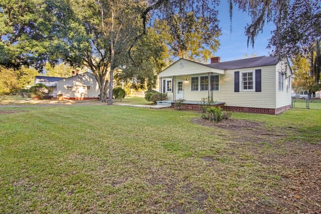 Photo - 2 Bedroom, 1 Bath home in Center of Richmond Hill - Richmond Hill close to Ft. Stewart and HAAF