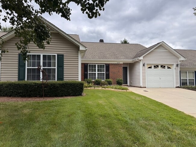 Building Photo - 2BR 2BA One Level Townhome with Garage