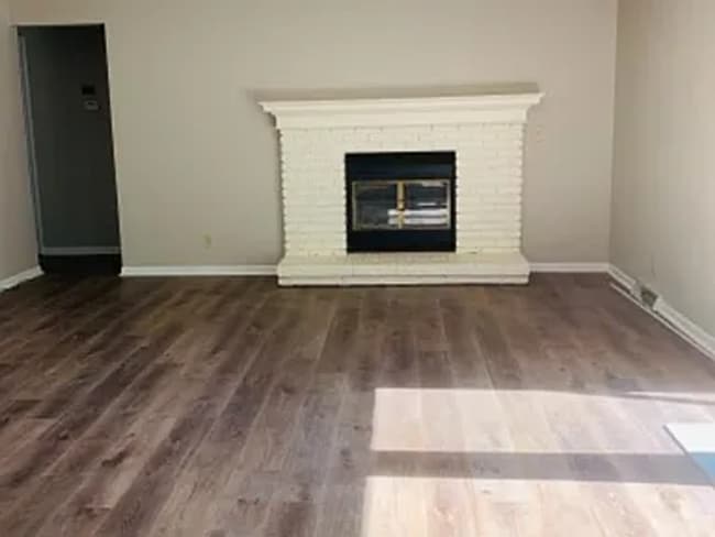 Photo - 332 N 154th St