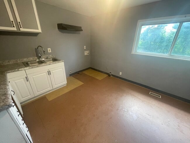 Photo - 906 Moore St