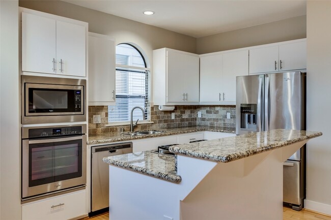 Photo - 609 Lester St