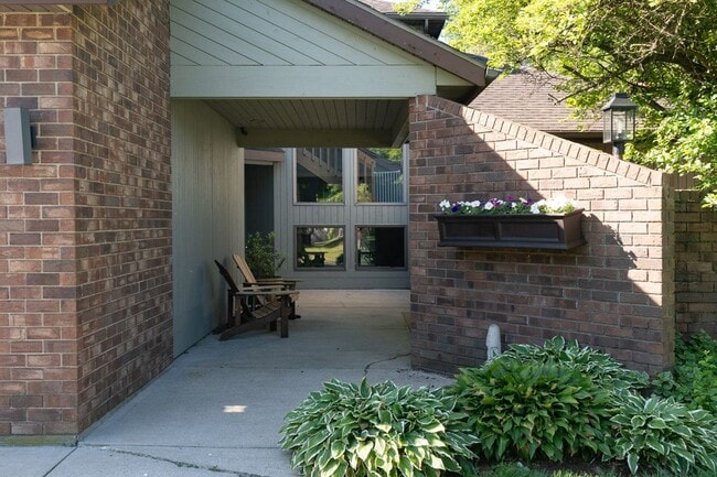Building Photo - 381 Timber Dr