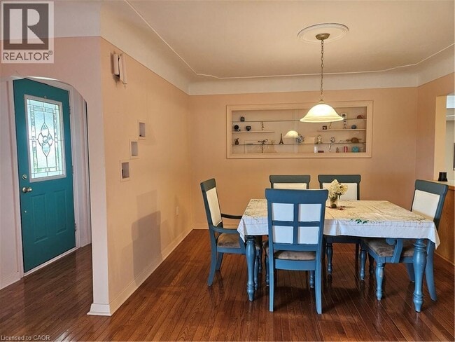 Photo - 65 Erie Ave N