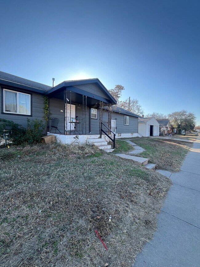 Photo - Spacious 3 Bedroom, 2-Bathroom Duplex - Pe...