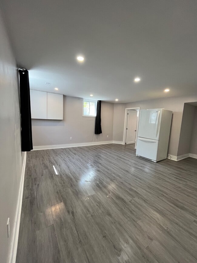 Building Photo - 95 Leaside Dr