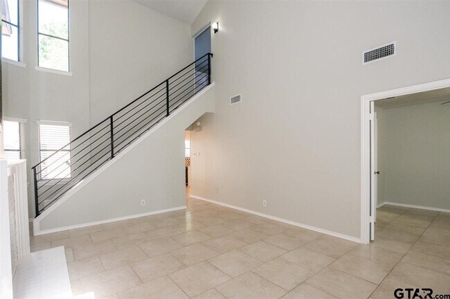 Photo - 5825 Hollytree Dr