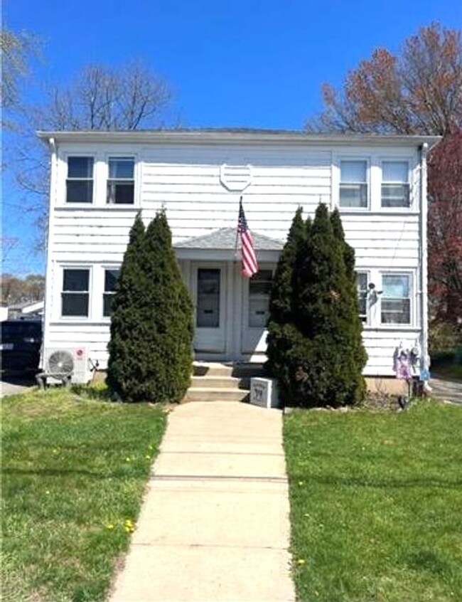 Cranston/Garden City – Two Bed Duplex - $2095 - Cranston/Garden City – Two Bed Duplex - $2095 Casa