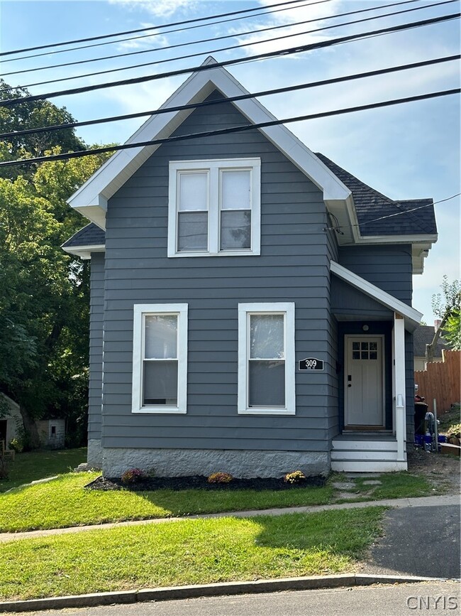 Building Photo - 309 Oak St