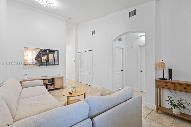 Building Photo - 2731 SE 17th Ave Unit 211