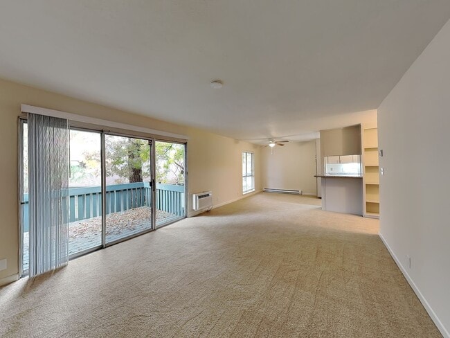 Building Photo - Upstairs Corner Unit 2/1.5 Condo Available Now!