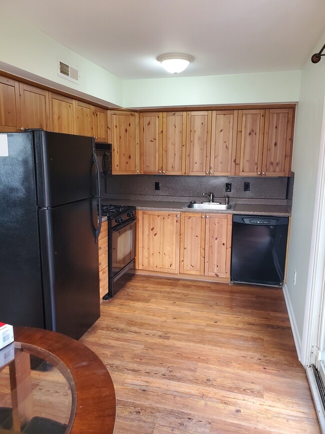 Building Photo - 717 Willow St Unit 2B