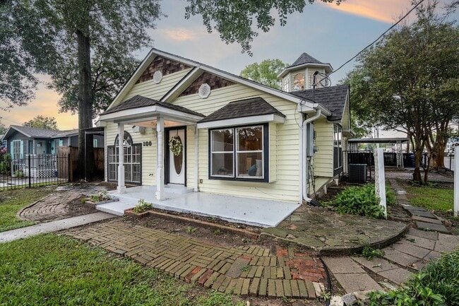 Building Photo - 200 Fannin St Rental