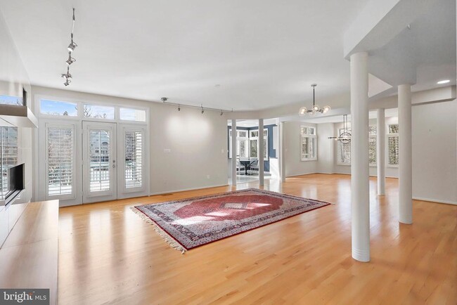 Photo - 1460 Waterfront Rd