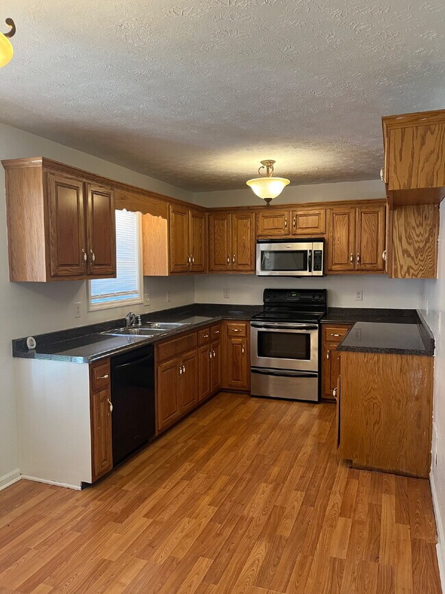 Photo - 215 Derek Ct