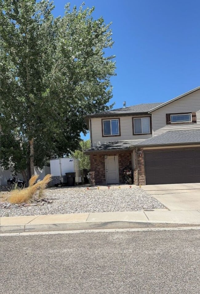 2747 North Mountain Valley Trail