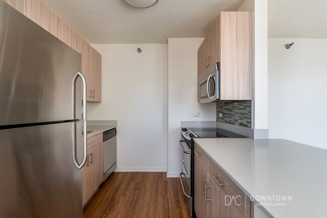 Photo - 511 N Kingsbury St Unidad 2103