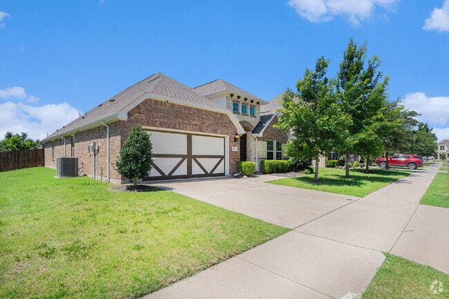 Building Photo - Gorgeous 5 Bdrm, 3 Bath with Open Layout, ... Rental