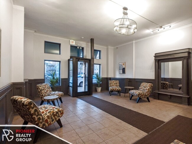 Photo - 739 W Belmont Ave