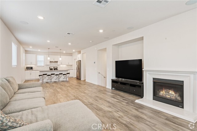Building Photo - 14714 Sherman Way Rental
