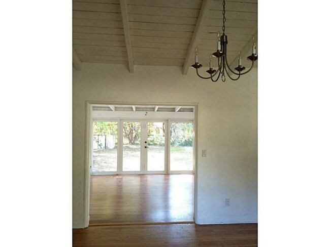 Photo - 460 NE 76th St