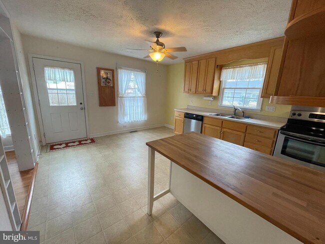 Photo - 588 Wakefield Dr