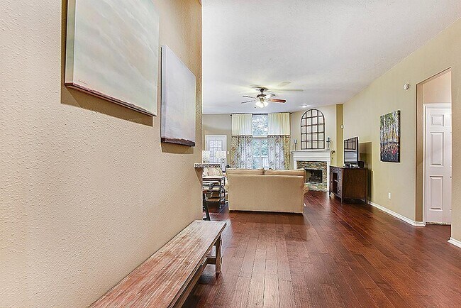 Photo - 6 N Queenscliff Cir