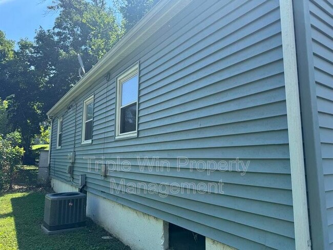 Photo - 220 Superior Dr