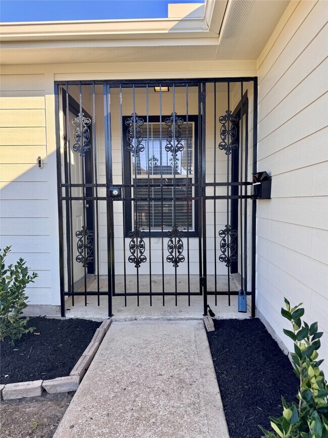 Photo - 8225 Gladstone St