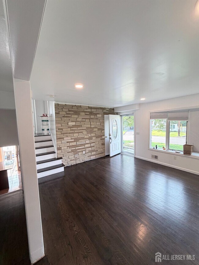 216 N Hill Rd