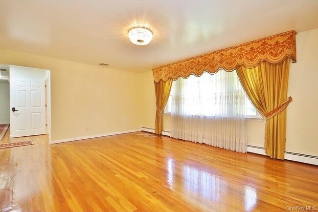 Photo - 570 Manville Rd