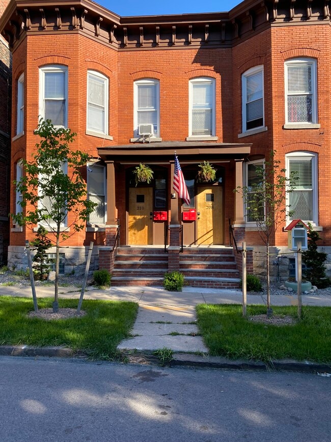 Building Photo - 208 Ash St Unit 208 Apt 1