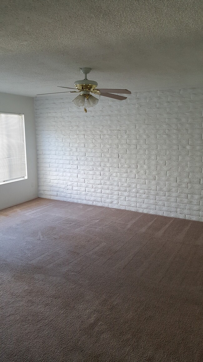 Photo - 522 W Fallbrook St