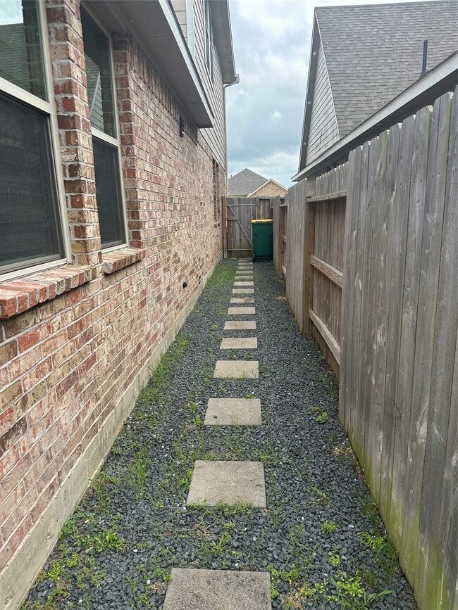 Photo - 1617 Darwin Cedar Dr