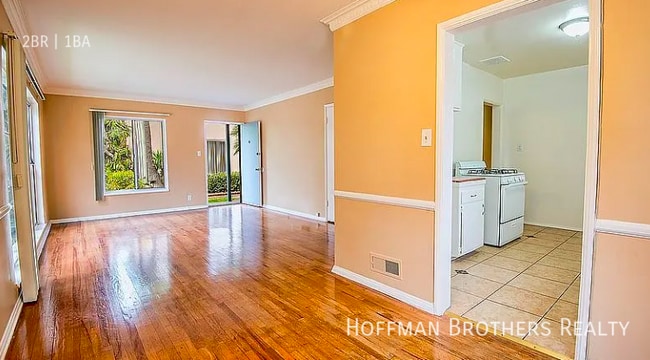 Building Photo - 1060 S Stanley Ave