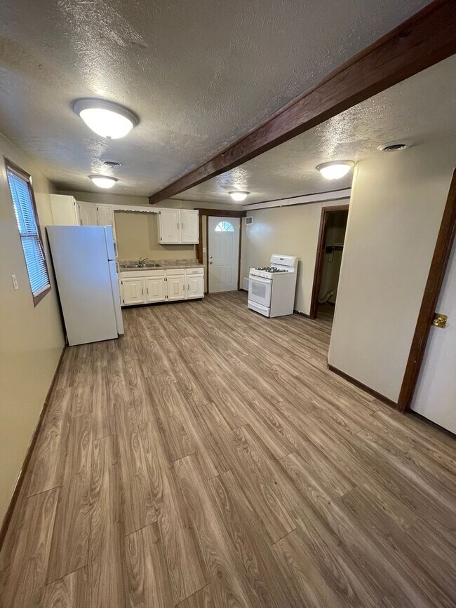 601 W Court, 101-103 S Sumner - 601 W Court, 101-103 S Sumner Apartment Unit 103 s sumner