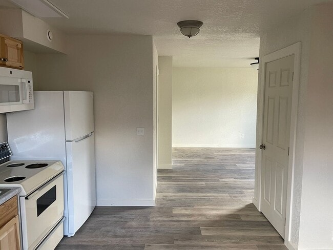 Photo - Smith Unidad 111 2nd Ave  -  #B