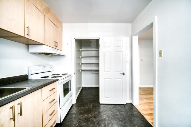 Photo - 1112-1112 Tower Rd Unit 13