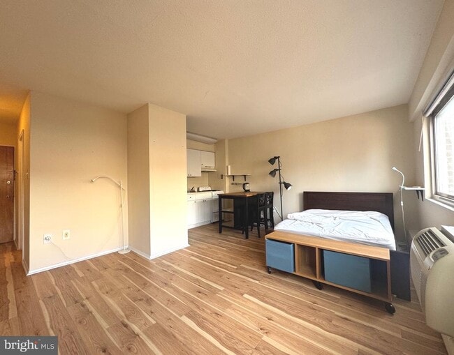 Building Photo - 2101 Chestnut St Unit 607