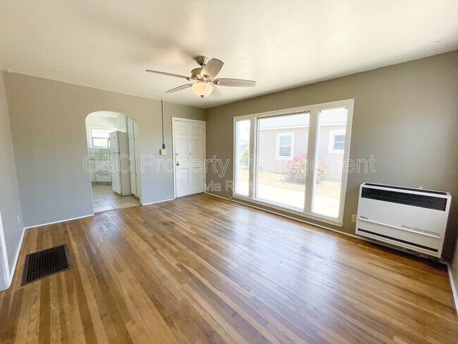 Photo - 105 W Curtis St