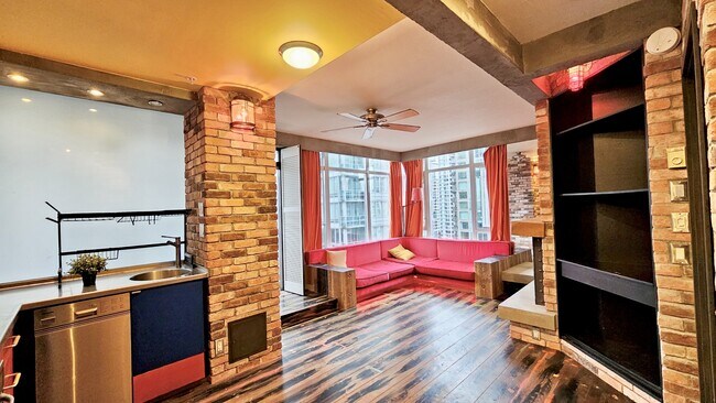 Photo - 480 Robson St