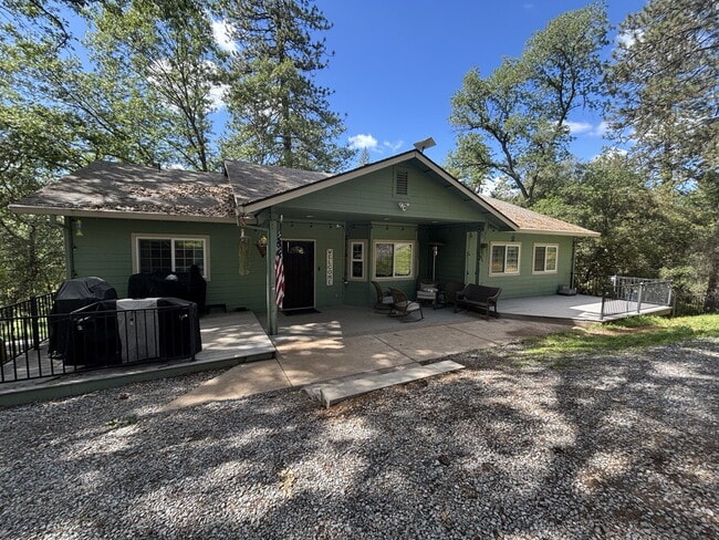 Building Photo - Spacious 2,048sf 3-bed home on acreage in Garden Valley!