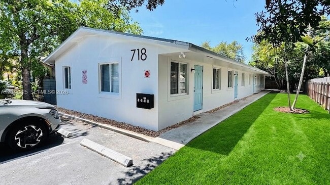 Building Photo - 718 SE 13th St Unit 4