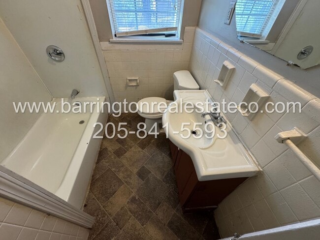 Photo - 1656 Roberts St SW